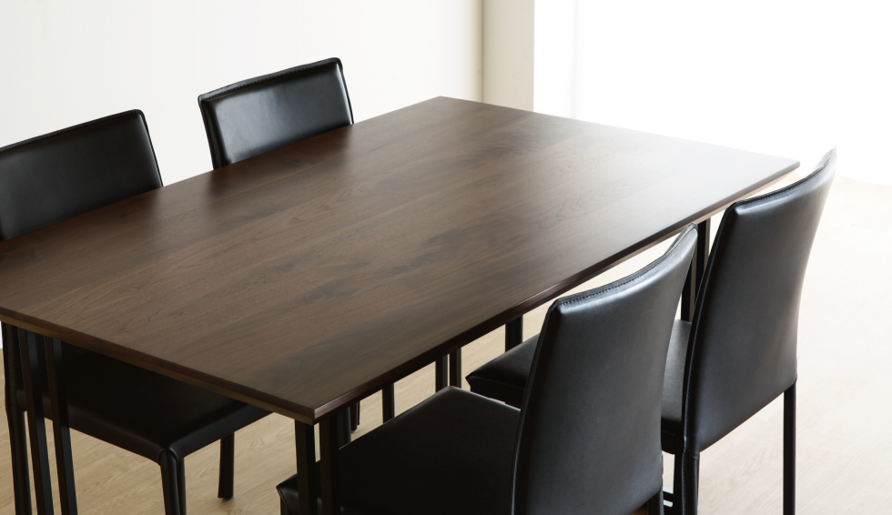 ウォールナット無垢材の美しさが引き立つダイニングテーブル 135サイズ | Interior Shop NOLSIA